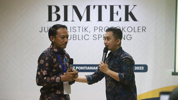 Galih Wahyudi MC ternama di Kota Pontianak sekaligus pemateri Bimtek Jurnalistik, Protokoler & Public Speaking yang diadakan ATR/BPN Kalbar dan Tribun Pontianak sedang mengajarkan cara menjadi MC Profesional, Sabtu 16 September 2023.