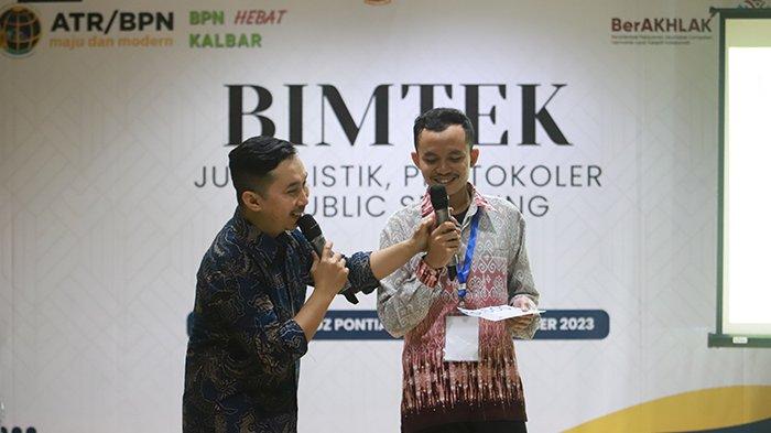 Galih Wahyudi MC ternama di Kota Pontianak sekaligus pemateri Bimtek Jurnalistik, Protokoler & Public Speaking yang diadakan ATR/BPN Kalbar dan Tribun Pontianak sedang mengajarkan cara menjadi MC Profesional di Hotel Orchardz Pontianak, Jalan Gajahmada, Sabtu 16 September 2023.