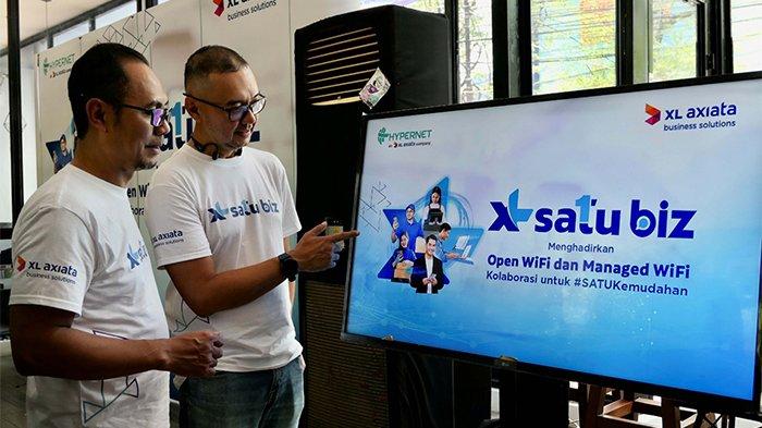 Group Head Regional Enterprise Account XL Axiata, R. Wicaksono (kanan) dan Regional Group Head Central Region XL Axiata, Arif Farhan Budiyanto (kiri) pada peluncuran Open Wi-Fi dan Managed Wi-Fi dari XL SATU BIZ di Semarang, Senin, (25/9).