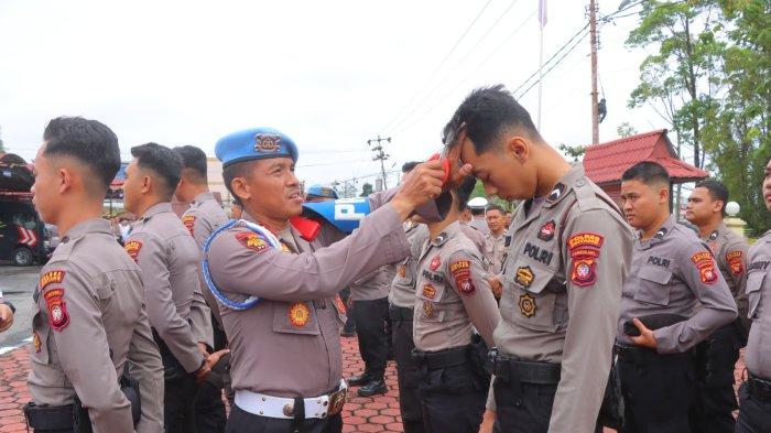 GUNTING RAMBUT - Provost Polda Kalimantan Barat gunting rambut personel saat melaksanakan penegakan ketertiban dan disiplin (Gaktibplin) di lingkungan Polres Sintang, Rabu 5 Februari 2025. Gaktibplin ini merupakan fungsi kontrol terhadap personel Polri sehingga dapat menjaga kedisiplinan