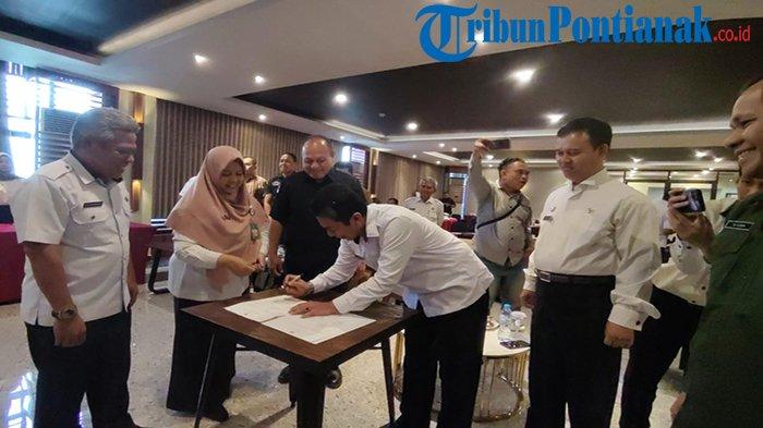 Bupati Kubu Raya Muda Mahendrawan dan Kepala Badan Kesbangpol Prov Kalbar Manto saat saksikan Kepala Badan Kesbangpol Kubu Raya Amini Maros tandatangani berita acara pengukuhan FKDM Kubu Raya