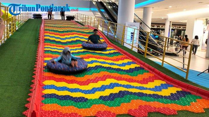 beberapa anak sedang bermain di wahana permainan baru yang hadir di Gaia Bumi Raya Mall Kubu Raya pada Minggu 24 November 2024.(hdi)