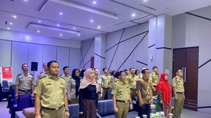 Hadirin Berdiri Untuk Menyanyikan Lagu Indonesia Raya, Mars APKI Rumah Kita, Hymne APKI Rumah Kita, dan Bagimu Negeri