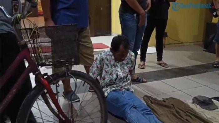KASUS RAFA FAUZAN - Barang bukti beserta AB, terduga pelaku kasus hilangnya Rafa Fauzan saat ditampilkan di halaman Mapolres Singkawang, Minggu 15 Juni 2025 dini hari. Terdapat perbedaan antara pengakuan AB dan barang bukti yang diamankan polisi.