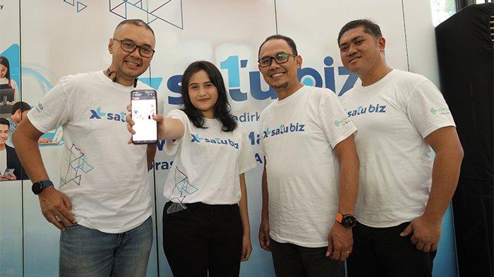Head Fixed Cloud ICT XL Axiata, Orriyunda, Regional Group Head Central Region XL Axiata, Arif Farhan Budiyanto, Group Head Regional Enterprise Account XL Axiata, R. Wicaksono, VP Innovation & Technologies Hypernet, Djoko Setyanto, VP Brand & Marketing Hypernet, Oktaviani Handojo, dan Regional Head Jateng & DIY Hypernet, Alip Mardiyanto, pada peluncuran Open Wi-Fi dan Managed Wi-Fi dari XL SATU BIZ di Semarang, Senin (25/9).