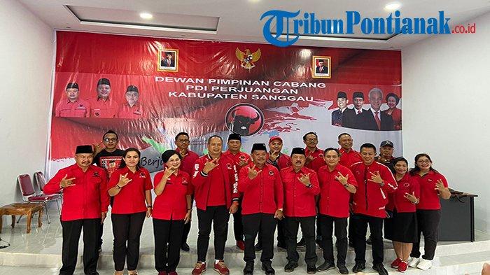 Ketua DPC PDI Perjuangan Sanggau, Paolus Hadi, Sekretaris DPC PDI Perjuangan, Jumadi, Bendahara DPC PDI Perjuangan, Edi Emilianus dan wakil Ketua DPC PDI Perjuangan serta pengurus DPC lainnya saat foto bersama di Kantor DPC PDI Perjuangan Sanggau, Kalimantan Barat, Senin 16 Oktober 2023.