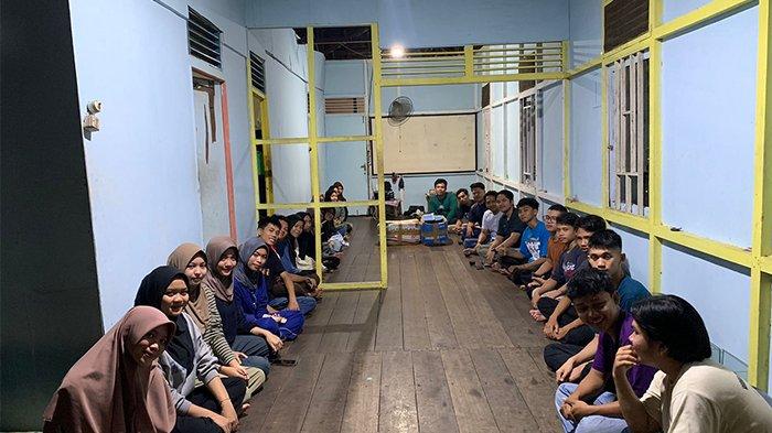 Herzaky Mahendra Putra, Kepala Bakomstra/Koordinator Juru Bicara DPP Partai Demokrat menyerahkan bingkisan sembako ke rumah perjuangan KMKS.