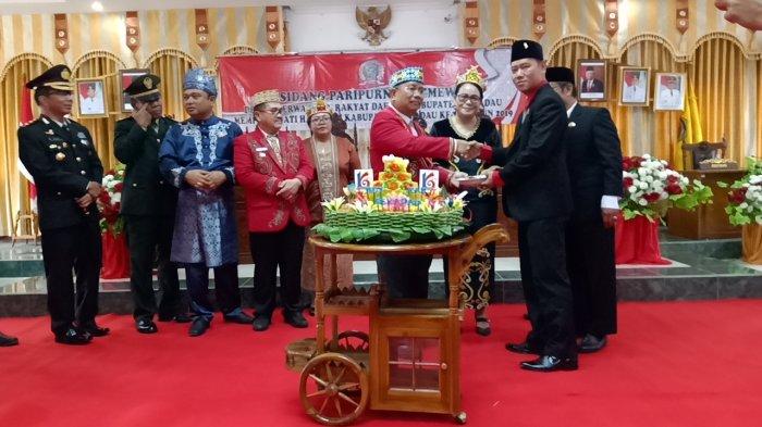 Penyerahan tumpeng oleh Ketua DPRD Kabupaten Sekadau Radius Effendy kepada Bupati Sekadau Rupinus, usai sidang Paripurna DPRD Kabupaten Sekadau dalam rangka memperingati HUT Ke-16 Kabupaten Sekadau tahun 2019, di ruang rapat DPRD Kabupaten Sekadau, Rabu (18/12/2019).