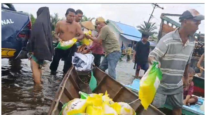 SALURKAN BANTUAN - Ikatan Keluarga Besar Madura Kalimantan Barat ( IKBM ) Kalbar salurkan bantuan kepada masyarakat terdampak banjir di wilayah Kabupaten Mempawah, Selasa 4 September 2025. Bantuan tersbeut disalurkan menggunakan perahu untuk menyisir warga yang terdampak.