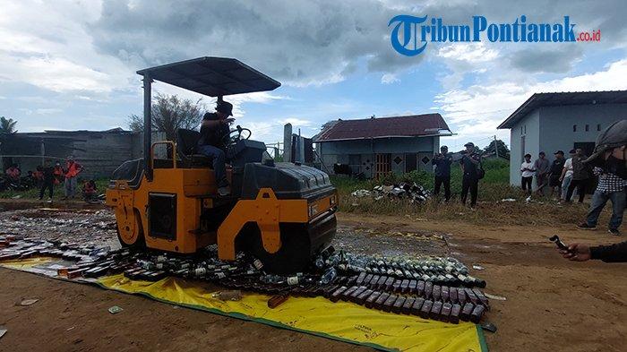 Ribuan botol minuman keras ilegal yang digilas menggunakan mesin stombal,jumat 1 maret 2024.