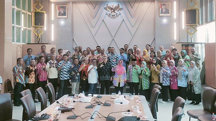 Bupati Mempawah, Erlina (depan: kedelapan dari kiri) saat melakukan kunjungan kaji terap Perencanaan Pembangunan Daerah dan SmartCity ke Kabupaten Bupati Bandung Barat, Provinsi Jawa Barat, Jumat 3 November 2023