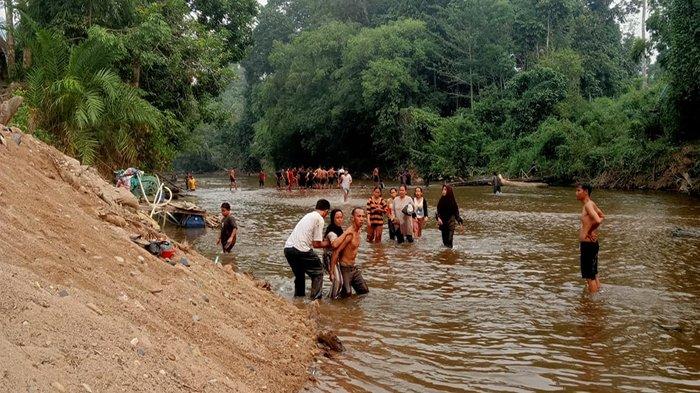 Sejumlah warga telihat panik sembari memberikan pertolongan kepada korban jembatan gantung yang ambruk di Desa Mentukak, Kecamatan Nanga Taman, Kabupaten Sekadau, Provinsi Kalimantan Barat, Kamis 17 Agustus 2023.