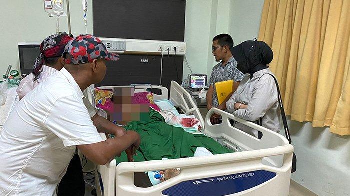 SN korban KDRT oleh istrinya SA saat mendapatkan perawatan medis di RS kubu Raya akibat luka bakar 80 persen.