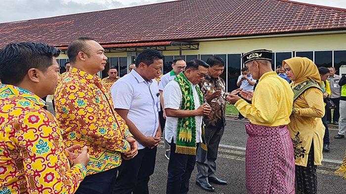 Wakil Bupati Ketapang Farhan didampingi Sekda Ketapang Alexander Wilyo saat menyambut kedatangan Kepala Staf Kepresidenan Republik Indonesia, Moeldoko di Bandara Rahadi Oesman Ketapang.