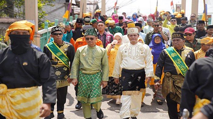 Wali Kota Pontianak Edi Rusdi Kamtono serta sejumlah raja se-Nusantara hingga negeri jiran turut serta dalam rombongan Karnaval Air, Minggu 22 Oktober 2023.