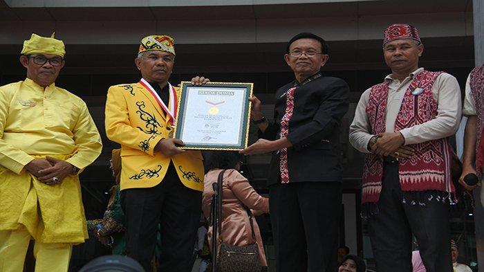 Bupati Ketapang Martin Rantan menerima piagam rekor Muri dari Direktur Operasional Rekor Muri Yusuf Ngadri di Ketapang.