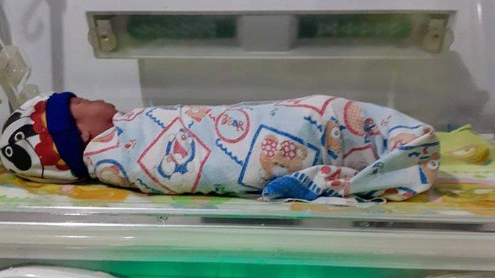 Bayi laki-laki yang di temukan saat mendapatkan perawatan intensif di Puskesmas Sui Kakap Kubu Raya.