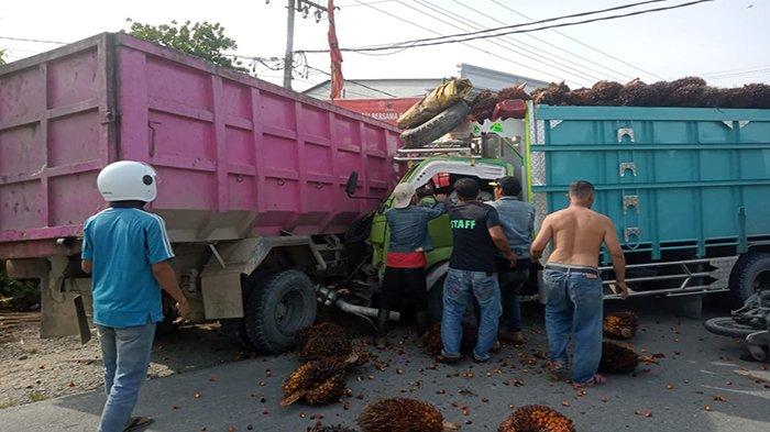 Dua truk adu banteng di Jalan Raya Tebas, Kecamatan Tebas, Kabupaten Sambas, Selasa 23 Januari 2024. Ist/ dok Kasat Lantas Polres Sambas.