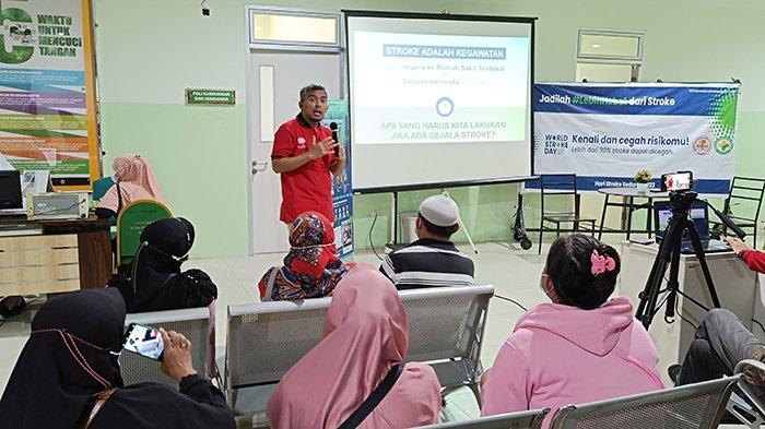 Perdosni Cabang Kota Pontianak bekerjasama dengan Unit Pelaksana Teknis (UPT) Rumah Sakit Umum Daerah (RSUD) Sultan Syarif Mohamad Alkadrie (SSMA) Kota Pontianak mengelar Talkshow Kopi Pancong dengan tema Mengenal Stroke Lebih Baik, Kamis 26 Oktober 2023.