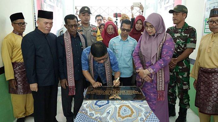 Bupati Sambas Satono meresmikan sejumlah bangunan infrastruktur sekolah di Desa Sepadu, Kecamatan Teluk Keramat, Sabtu 27 Januari 2024.