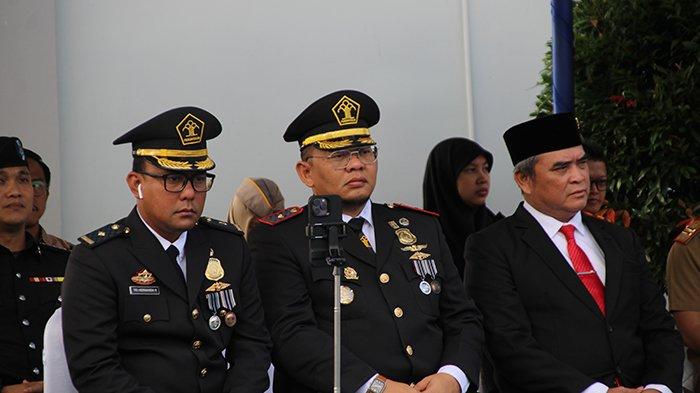 Konsul Jenderal KJRI Kuching R Sigit Witjaksono saat menghadiri Peringatan Hari Bhakti Imigrasi yang ke-74 tahun 2024 yang diselenggarakan di Halaman Kantor Imigrasi Kelas II TPI Entikong, Kabupaten Sanggau, Kalimantan Barat, Sabtu 26 Januari 2024.