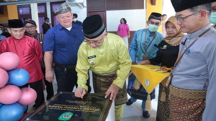 Penjabat (Pj) Walikota Singkawang, Sumastro saat meresmikan Layanan Jasa Hantar Obat Lewat Pos Tanpa Antri (SAHABAT LESTARI) di RSUD Abdul Aziz Singkawang, Kalimantan Barat, Jum'at 22 Desember 2023