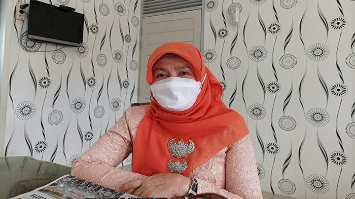 Foto Kepala Sekolah SMAN 1 Pontianak, Dwi Agustina. Istimewa