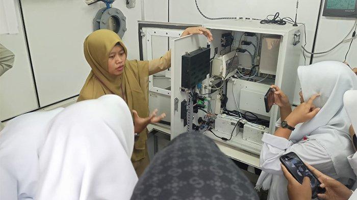 Siswa SMK SMTI Pontianak kelas XI jurusan Analisis Pengujian Laboratorium (APL) melakukan outing class pada 18 dan 19 September 2023 ke Dinas Lingkungan Hidup Kota Pontianak.