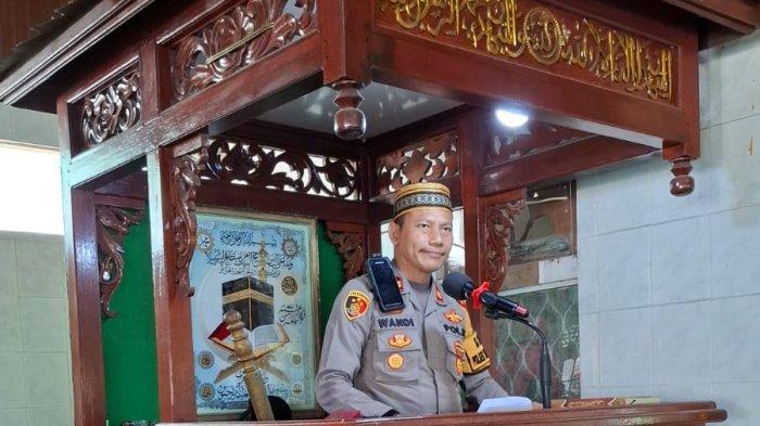 Kapolsek Mempawah Hulu, IPTU Iswandi melaksanakan Shalat Jumat bersama para jamaah sembari berikan imbauan kamtibmas di Masjid Besar Nurul Bustanul Jannah Desa Karangan, Jumat 6 September 2024