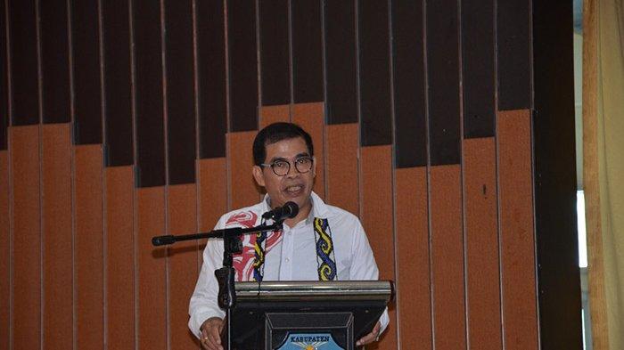 Jakius Sinyor saat memberikan sambutan pada acara pelepasan peserta Pesparawi perwakilan kabupaten Kubu Raya.