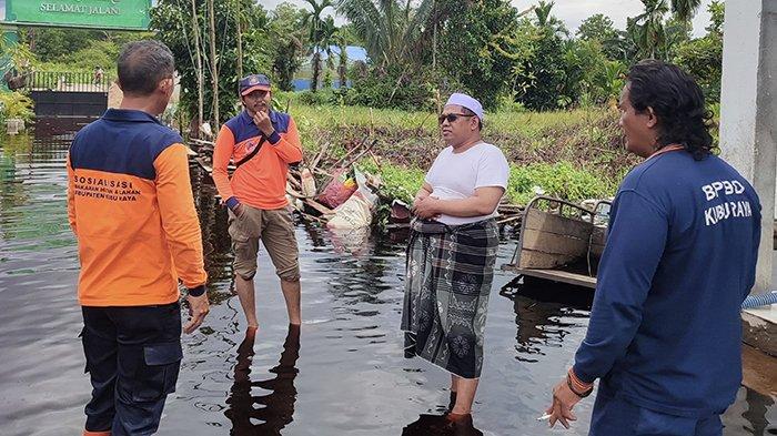 Petugas BPBD Kubu Raya saat meninjau banjir di Kecamatan Sungai Kakap, Sabtu 2 Desember 2023.