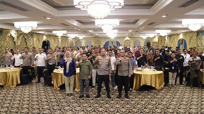 Kapolda Kalimantan Barat Irjen Pol Pipit Rismanto, S.I.K., M.H., menggelar Silaturahmi Kamtibmas bersama Awak Media di Grand Hotel Mahkota Pontianak, Kamis (20/7/2023).