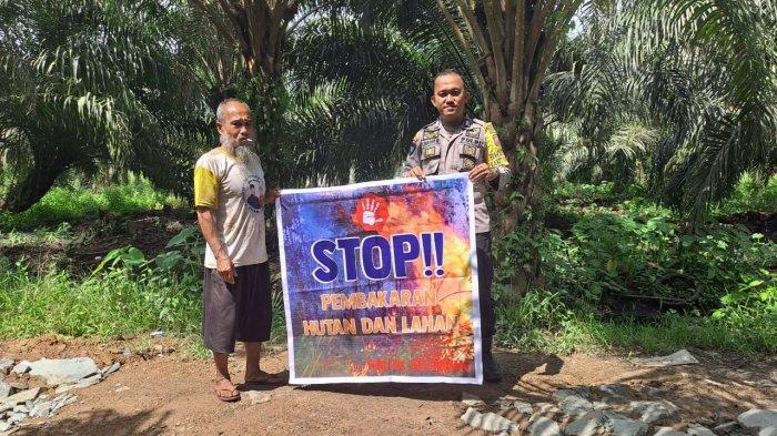 Bhabinkamtibmas Polsek Belimbing rutin mengunjungi warga untuk mengedukasi warga tentang dampak dari pembakaran hutan dan lahan serta menyampaikan pesan kamtibmas, Sabtu 22 Juli 2023