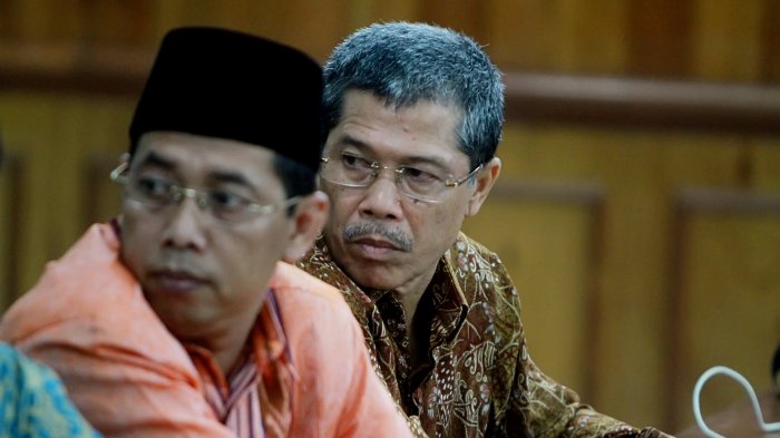 Bakal calon Gubernur dan wakil Gubernur Kalimantan Barat periode 2018-2023 jalur perseorangan, Kartius dan Pensong saat mendatangi kantor KPU provinsi Kalbar untuk menyerahkan dokumen perbaikan syarat calon dan syarat pencalonan terkait kekurangan dukungan, Sabtu (20/1/2018) malam.
