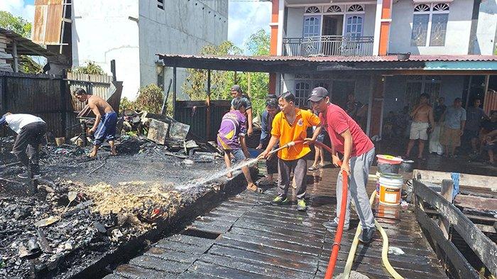 proses pendinginan pasca kebakaran bangunan warung sembako miliknya warga, Jalan Lintas Selatan, Dusun Karya Suci, Desa Nanga Kalis, Kecamatan Kalis, Kamis 30 Mei 2024.