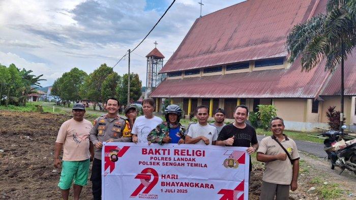 BHAKTI RELEGI - Polsek Sengah Temila menggelar kegiatan Bakti Religi yang penuh makna dan kebersamaan di Gereja Santo Yohanes Pemandi, Dusun Lambong, Desa Pahauman, Kecamatan Sengah Temila, Kabupaten Landak, Sabtu 21 Juni 2025. Bakti Religi yang dilakukan berupa kegiatan pembersihan lingkungan gereja, perbaikan ringan fasilitas