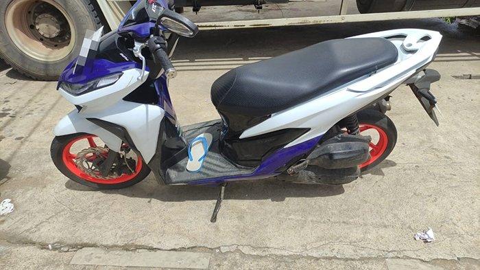 Sepeda motor yang dikendarai korban F saat terjadi kecelakaan di jalan D.I Panjaitan Ketapang.