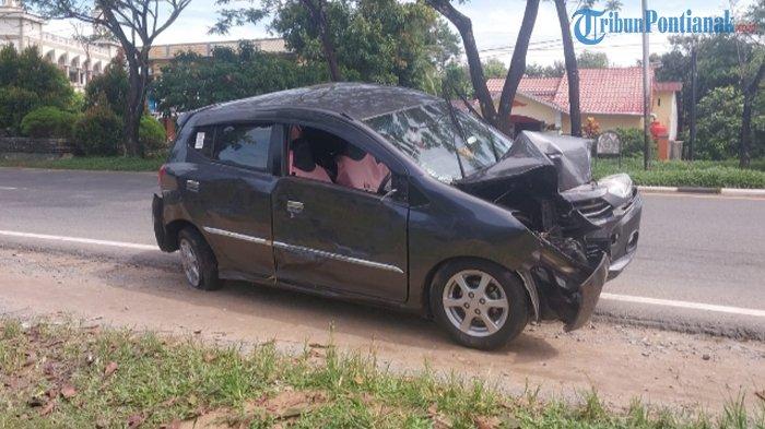 Tampak sebuah mobil yang ditabrak dan keluar jalur, dalam insiden kecelakaan di Jalan Ahmad Yani II, Kecamatan Sungai Raya, Kabupaten Kubu Raya, Senin 8 Januari 2024.