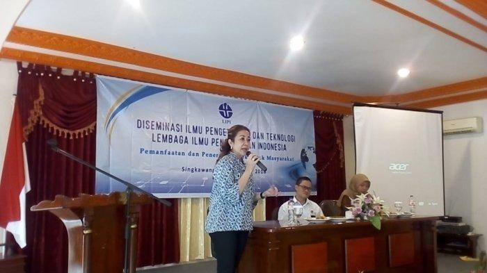 Anggota DPR RI, Katherine Angela Oendoen menyampaikan sambutan dalam kegiatan Diseminasi Ilmu Pengetahuan dan teknologi bersama Lembaga Ilmu Pengetahuan Indonesia (LIPI) di aula Hotel Sentosa, Jalan Kom Yos Sudarso, Jumat (30/11/2018).