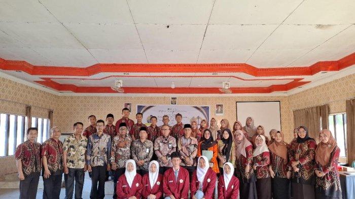 FOTO BERSAMA - Acara serah terima jabatan Kepala MAN 1 Mempawah, dari Muhammad Yusuf kepada Tuti Rusmawati, di Aula Madrasah Aliyah Negeri (MAN) Mempawah, Jumat 11 Juli 2025. Kepala Kantor Kementerian Agama Kabupaten Mempawah, Ikhwan Pohan menekankan pentingnya peran kepala madrasah sebagai figur sentral dalam membentuk kultur kelembagaan yang kuat dan bermartabat.