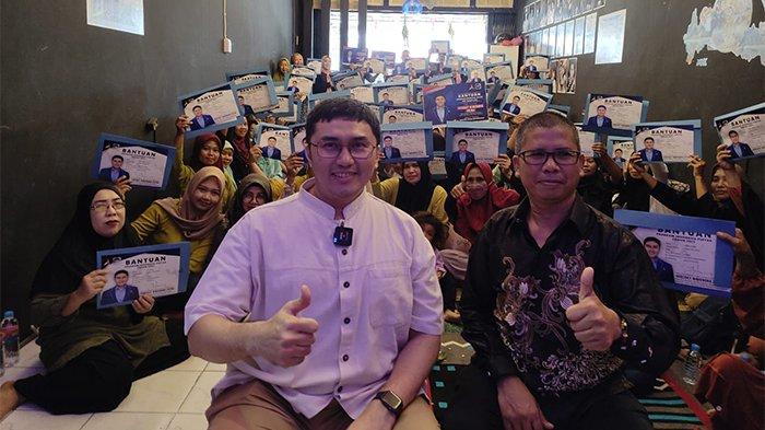 Kepala Badan Komunikasi Strategis (Bakomstra) dan Koordinator Juru Bicara DPP Partai Demokrat, Herzaky Mahendra Putra kembali melanjutkan Roadshow Penyerahan bantuan beasiswa Program Indonesia Pintar (PIP) ke penerima manfaat di Kecamatan Pemangkat, Rabu (21/6/2023).