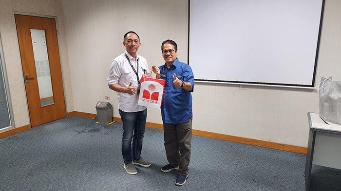 Kepala SMK SMTI Pontianak, Marwandi bersama HRBP Pabrik M1 dan M4 PT Mayora Indah, Tbk., Hartoyo usai mematangkan program Mayora Academy, Senin, 4 September 2023.