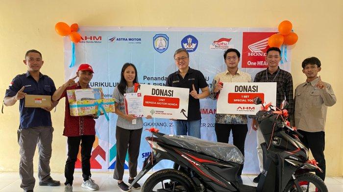 PT Astra Honda Motor melalui Astra Motor Kalbar selaku main dealer sepeda motor Honda Wilayah Kalimantan Barat kembali meresmikan kerja sama dengan Sekolah Menengah Kejuruan (SMK)