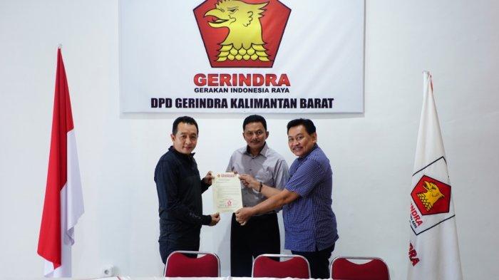 Ketua DPD Gerindra Kalbar, Yuliansyah saat menyerahkan rekomendasi partai kepada Bapaslon Hamdi Jafar-John Itang Oe untuk maju di Pilkada Kapuas Hulu.