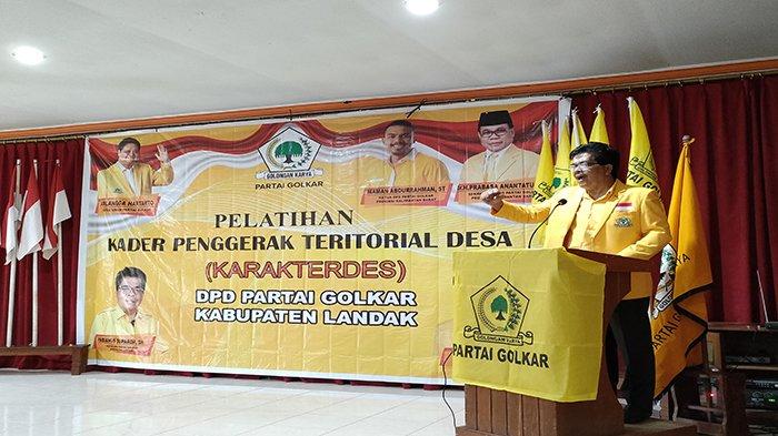 Ketua DPD Partai Golkar Kabupaten Landak Fabianus Suparda saat menyampaikan kata sambutan dalam kegiatan Karakterdes yang dilaksanakan di Aula Hotel Hanura Ngabang pada Sabtu 5 Maret 2022.