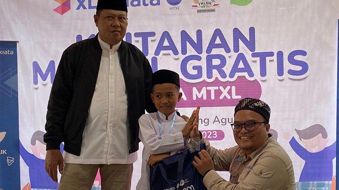 Ketua MTXL Axiata, Yanuar Tirta Kumaya (kanan) menyapa salah satu anak peserta khitanan massal di Jakarta, Sabtu (12/8).