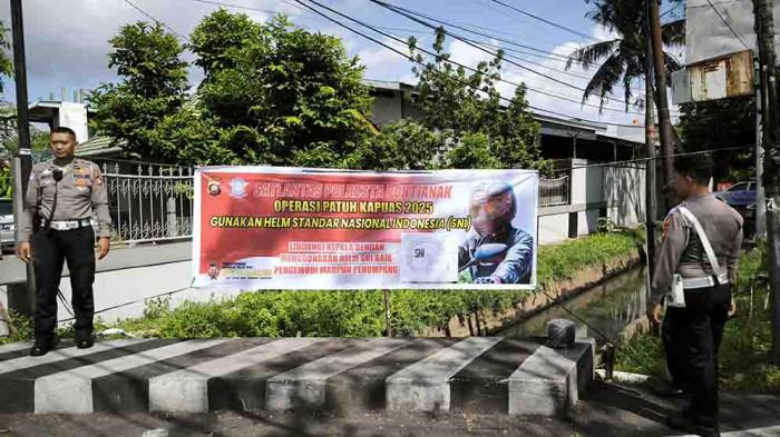 PASANG SPANDUK - Satlantas Polresta Pontianak gencar melaksanakan kegiatan sosialisasi dan pemasangan spanduk imbauan di sejumlah titik strategis di wilayah Kota Pontianak, Selasa 16 Juli 2025. Spanduk ini bertujuan untuk memberikan informasi dan mengingatkan masyarakat agar mematuhi aturan lalu lintas selama operasi berlangsung.