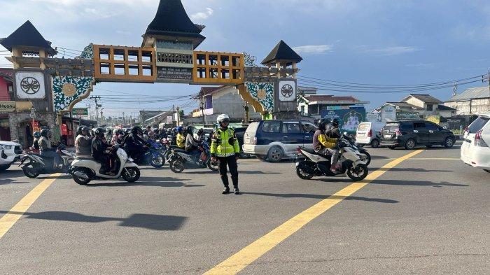 LALU LINTAS - Personel Ops Ketupat Kapuas Polresta Pontianak melakukan pengaturan arus mudik di beberapa titik lokasi di Kota Pontianak, Selasa 8 April 2025. Kegiatan ini dilakukan untuk memastikan bahwa masyarakat dapat melakukan perjalanan balik mudik dengan aman dan nyaman.
