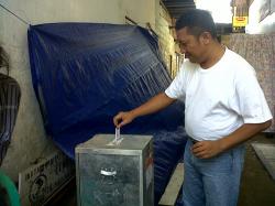 Calon Bupati Sanggau nomor urut 2, Lambok Siahaan datang untuk memberikan hak suaranya di TPS 6, Jl Kartini, Kelurahan Ilir Kota, Kecamatan Kapuas, Kamis (19/9/2013). Lambok Siahaan maju DPR RI pada Pemilu 2024