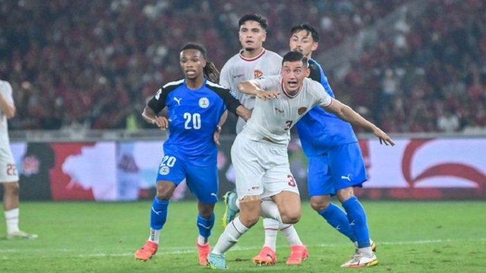 Aksi Pemain Timnas Indonesia (jersey putih) saat menghadapi Filipina dilaga terakhir fase grup Kualifikasi Piala Dunia 2026 Selasa 11 Juni 2024